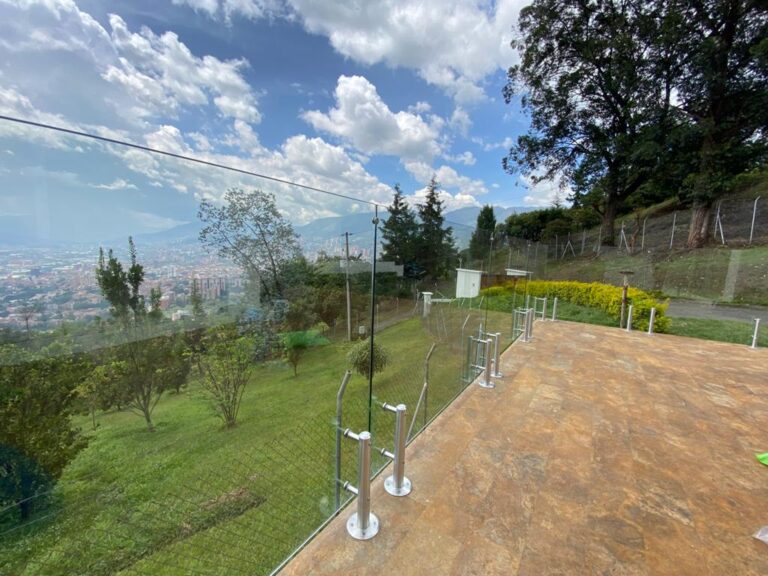 Baranda en vidrio templado en terraza con vista a Medellín