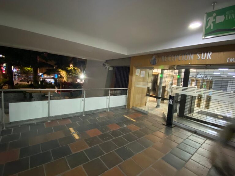 Baranda en acero inoxidable y vidrio en zona comercial