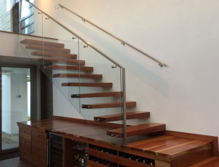 Escalera volada de madera con baranda en vidrio templado y pasamanos de pared en acero inoxidable