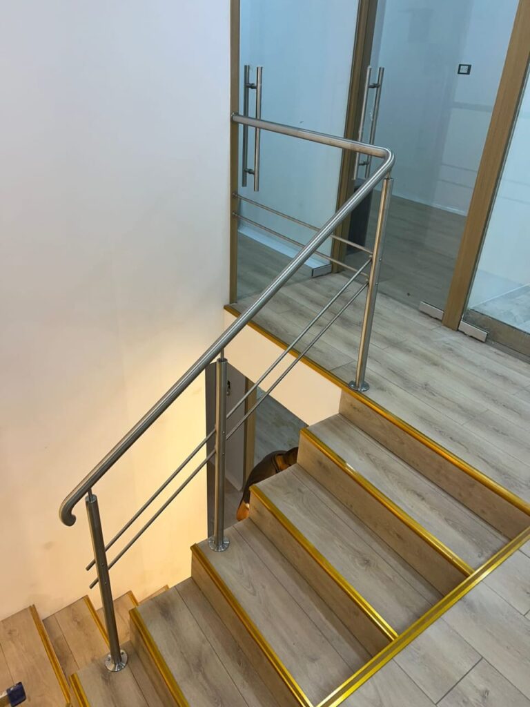 Pasamanos en acero inoxidable con postes en escalera interior