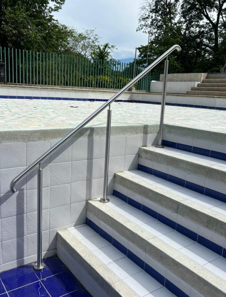 Pasamanos en acero inoxidable con postes en escalera exterior junto a piscina